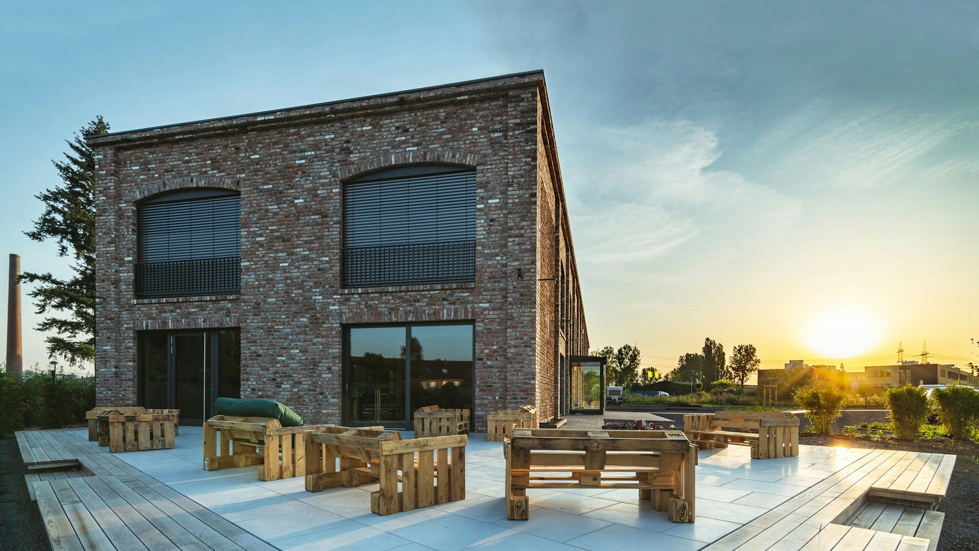 Alte Feldbrandklinker aus Abrissgebäuden wurden für die Fassade des Co-Working-Gebäudes von Brüneo in Brühl wieder verwendet, um die Anmutung alter Industriegebäude zu erzielen und eine warme Atmosphäre zu schaffen.
