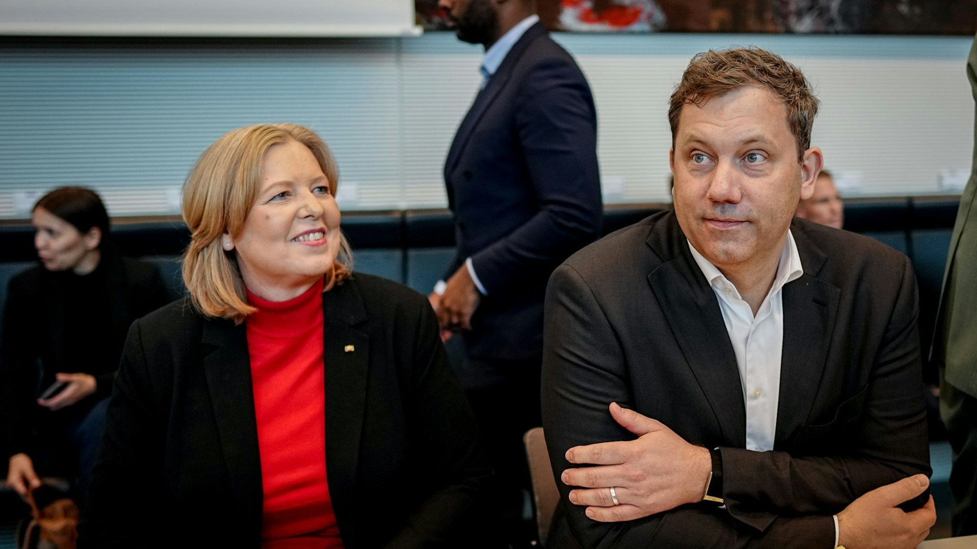 Lars Klingbeil (SPD), Bundesminister der Finanzen, Vizekanzler und SPD-Bundesvorsitzender, und Bärbel Bas (SPD), Bundesministerin für Arbeit und Soziales und SPD-Parteivorsitzende