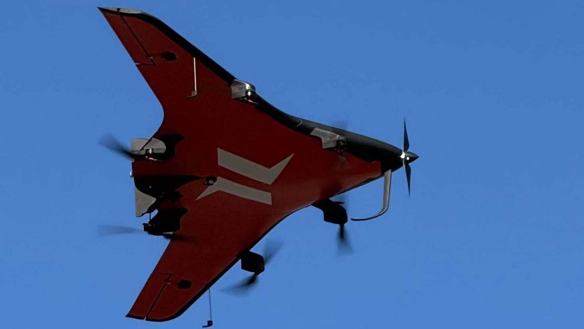Das Bild zeigt eine der Drohnen der Firma Morpheus Logistik, die in Reichshof zum Einsatz kommen sollen, im Vorbeiflug.
