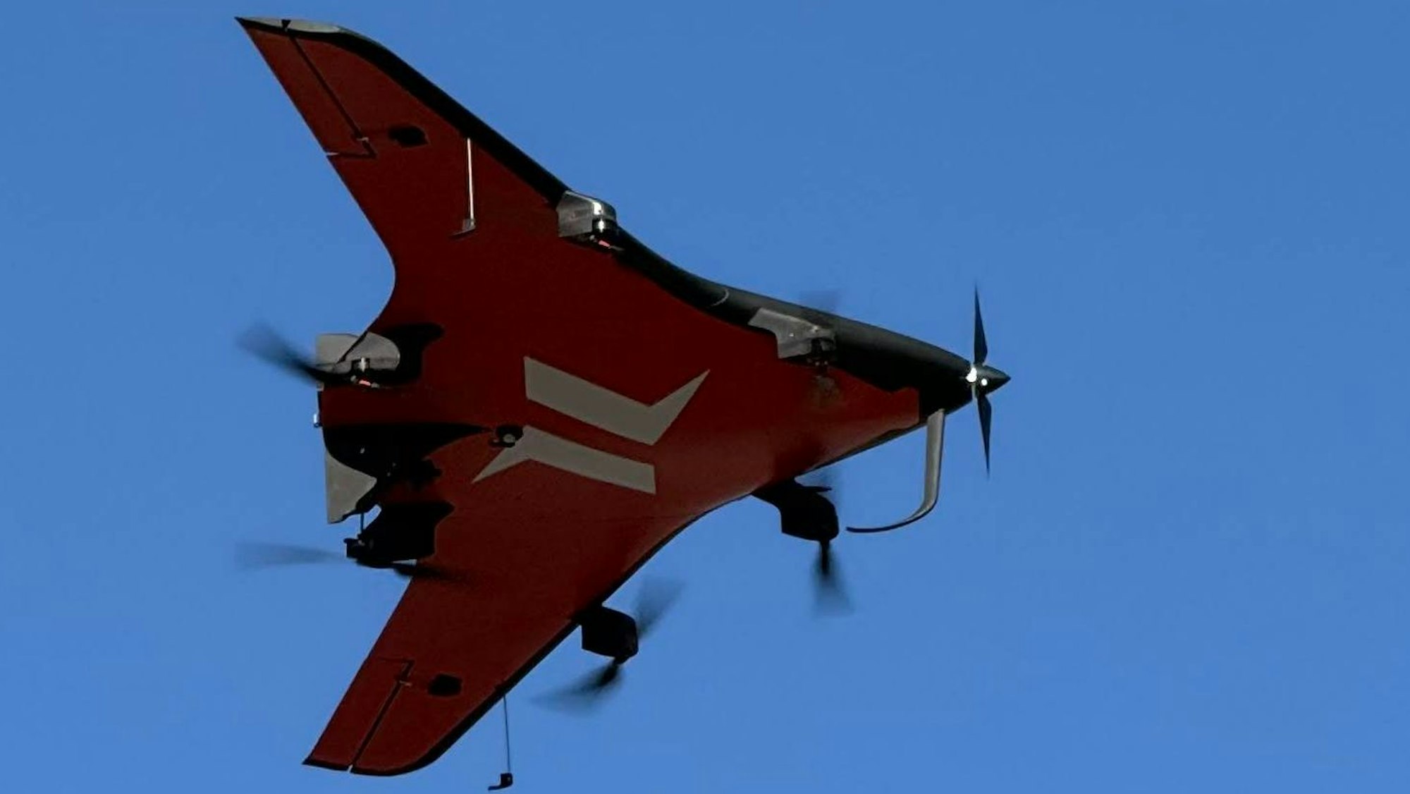 Das Bild zeigt eine der Drohnen der Firma Morpheus Logistik, die in Reichshof zum Einsatz kommen sollen, im Vorbeiflug.