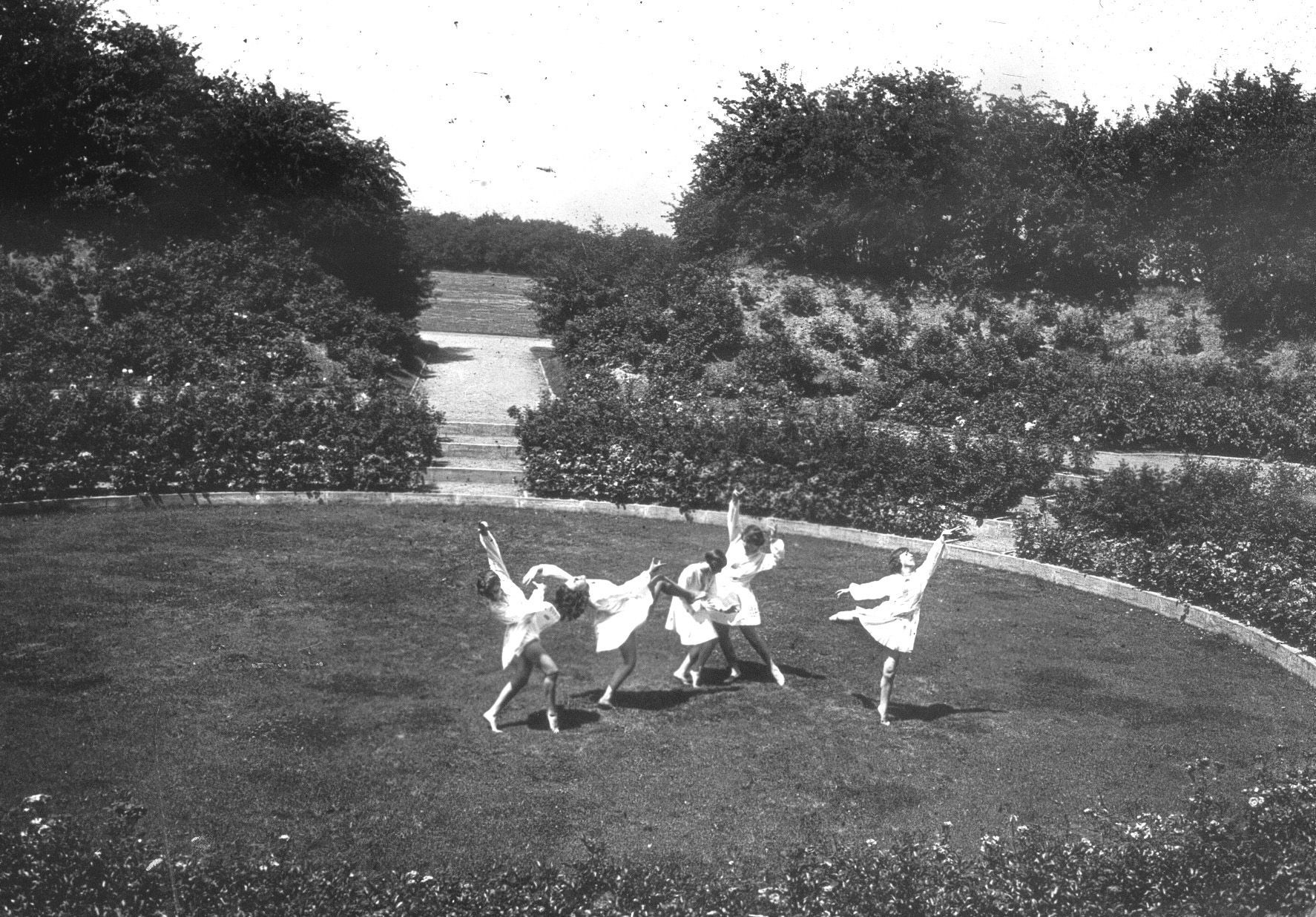 Tanzvorführung auf dem „Reigenplatz“ im Raderthaler Volkspark, der mittlerweile nach Gartendirektor Fritz Encke benannt ist.