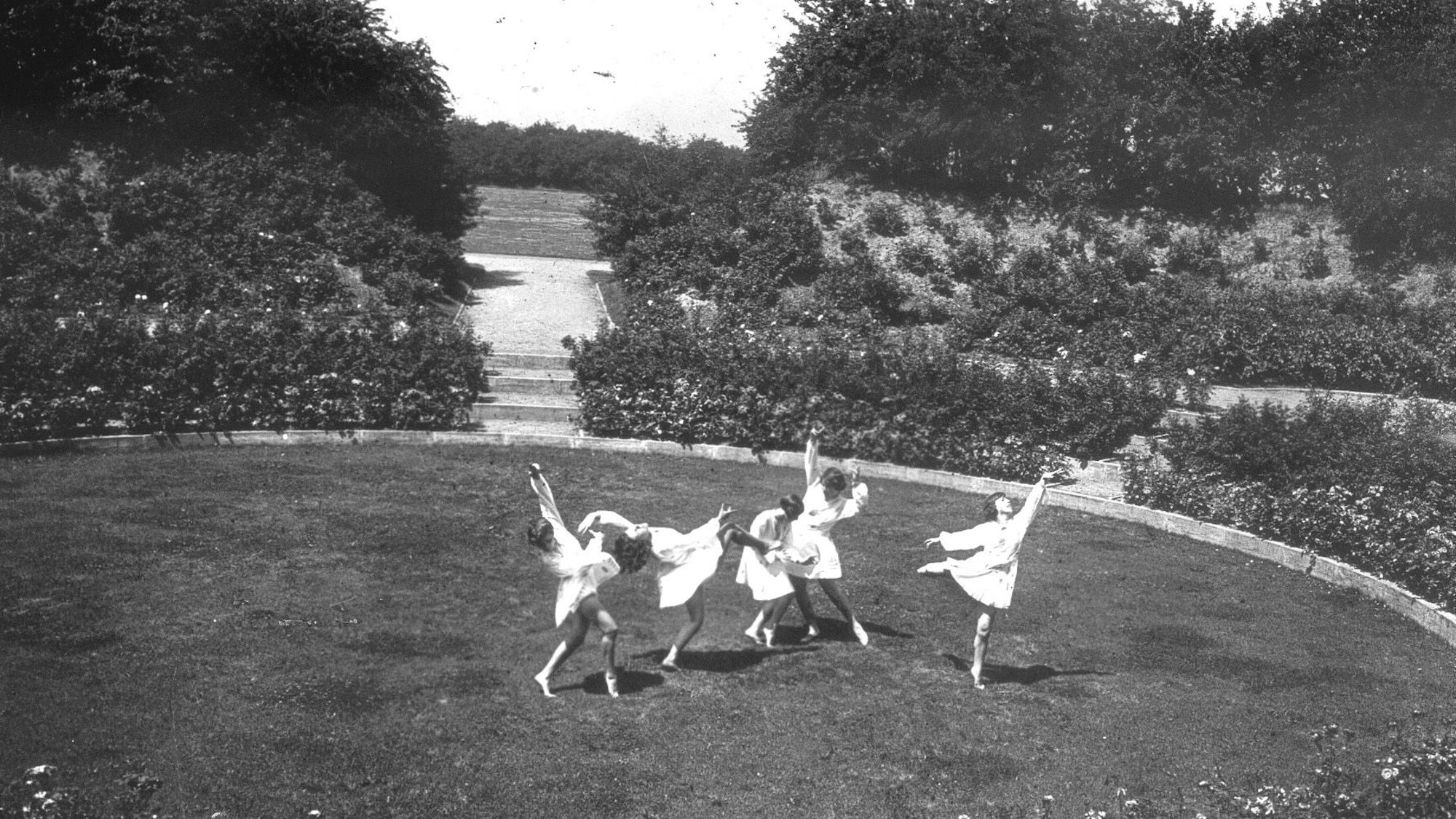 Tanzvorführung auf dem „Reigenplatz“ im Raderthaler Volkspark, der mittlerweile nach Gartendirektor Fritz Encke benannt ist.