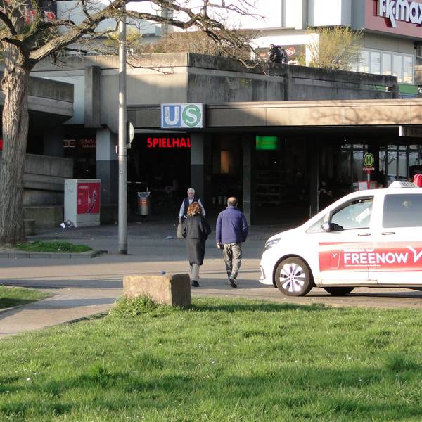 Taxis stehen vor einem großen Gebäude.