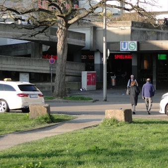Taxis stehen vor einem großen Gebäude.