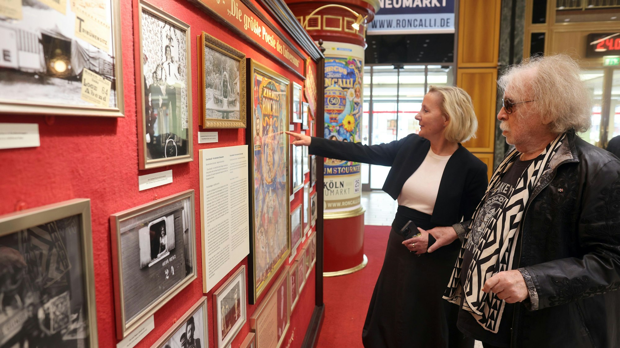 Ausstellung eröffnet: Bernhard Paul und Rita Markus-Schmitz, Vorstandsmitglied der Kreissparkasse.