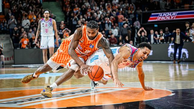 Bonns Joel Aminu (rechts) verwandelt nach diesem unsportlichen Foul von Ulms Malik Osborne beide Freiwürfe. IMAGO/DeFodi Images
