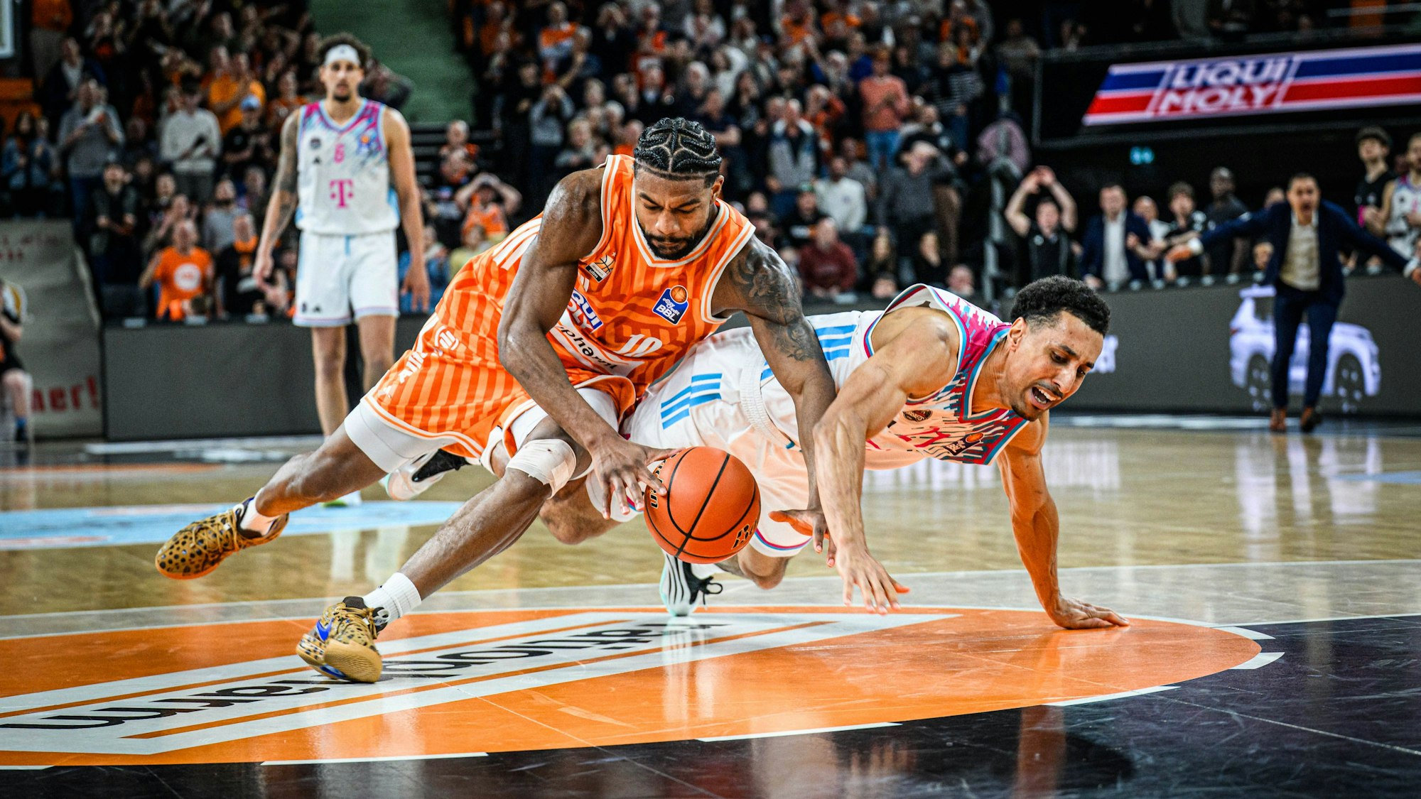 Bonns Joel Aminu (rechts) verwandelt nach diesem unsportlichen Foul von Ulms Malik Osborne beide Freiwürfe. IMAGO/DeFodi Images