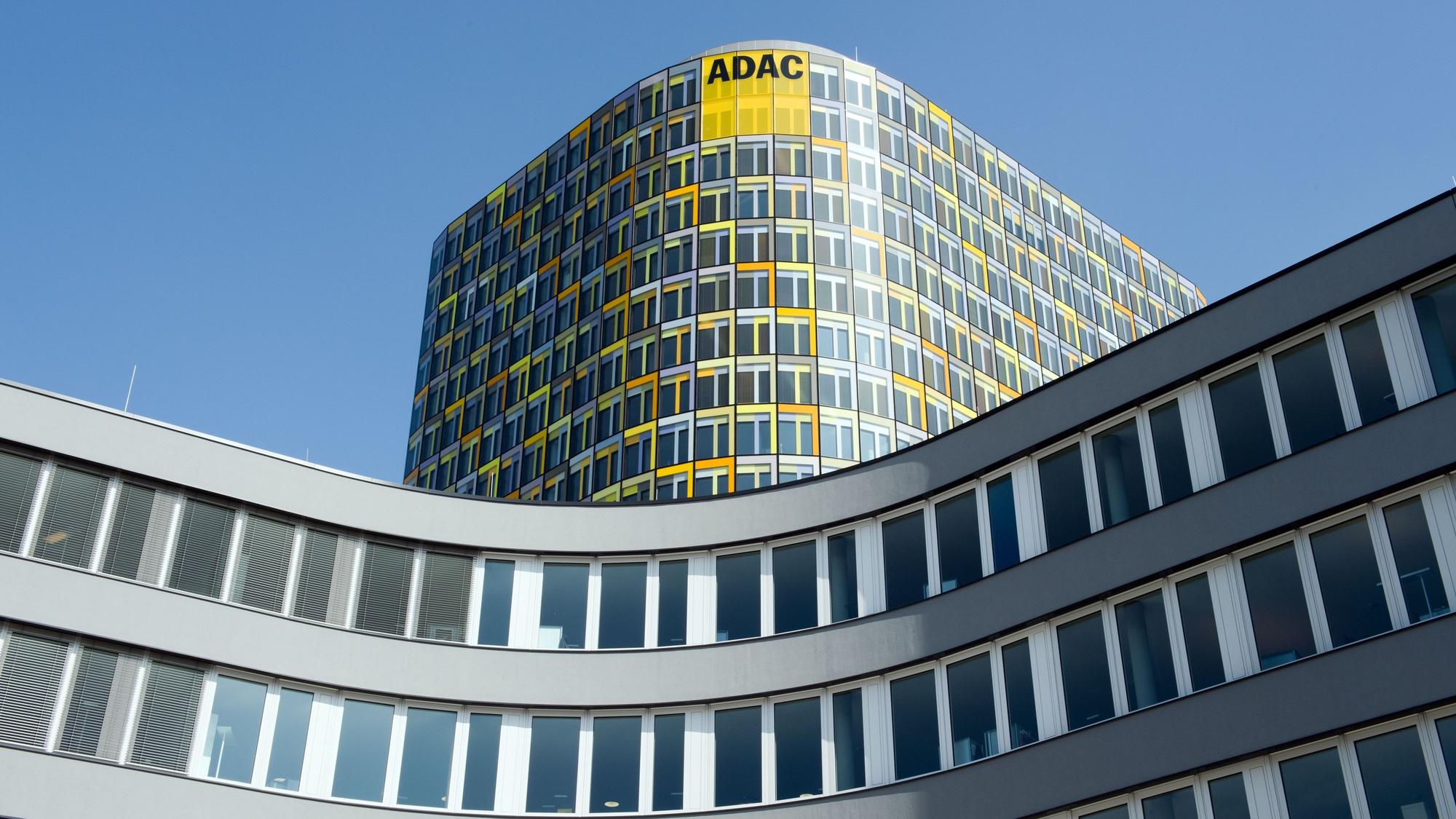 Die Fassade der Deutschland-Zentrale des ADAC in München