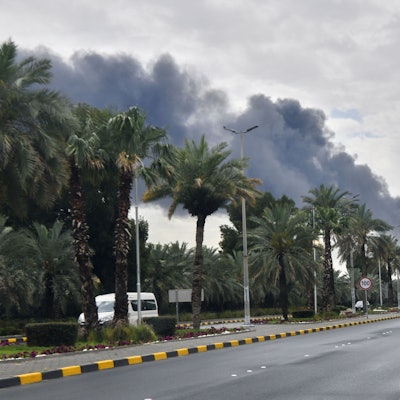 Rauch steigt aus dem internationalen Flughafen von Kuwait nach einem Drohnenangriff auf ein Treibstofflager auf.