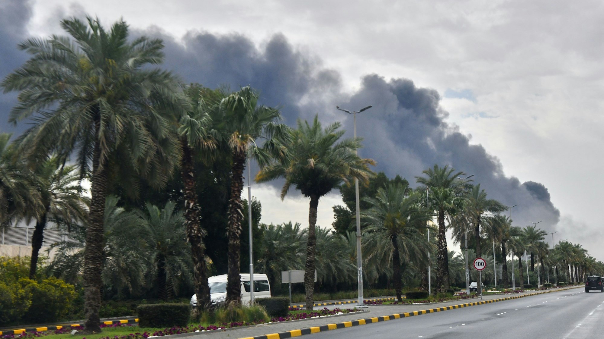 Rauch steigt aus dem internationalen Flughafen von Kuwait nach einem Drohnenangriff auf ein Treibstofflager auf. (Archivbild)
