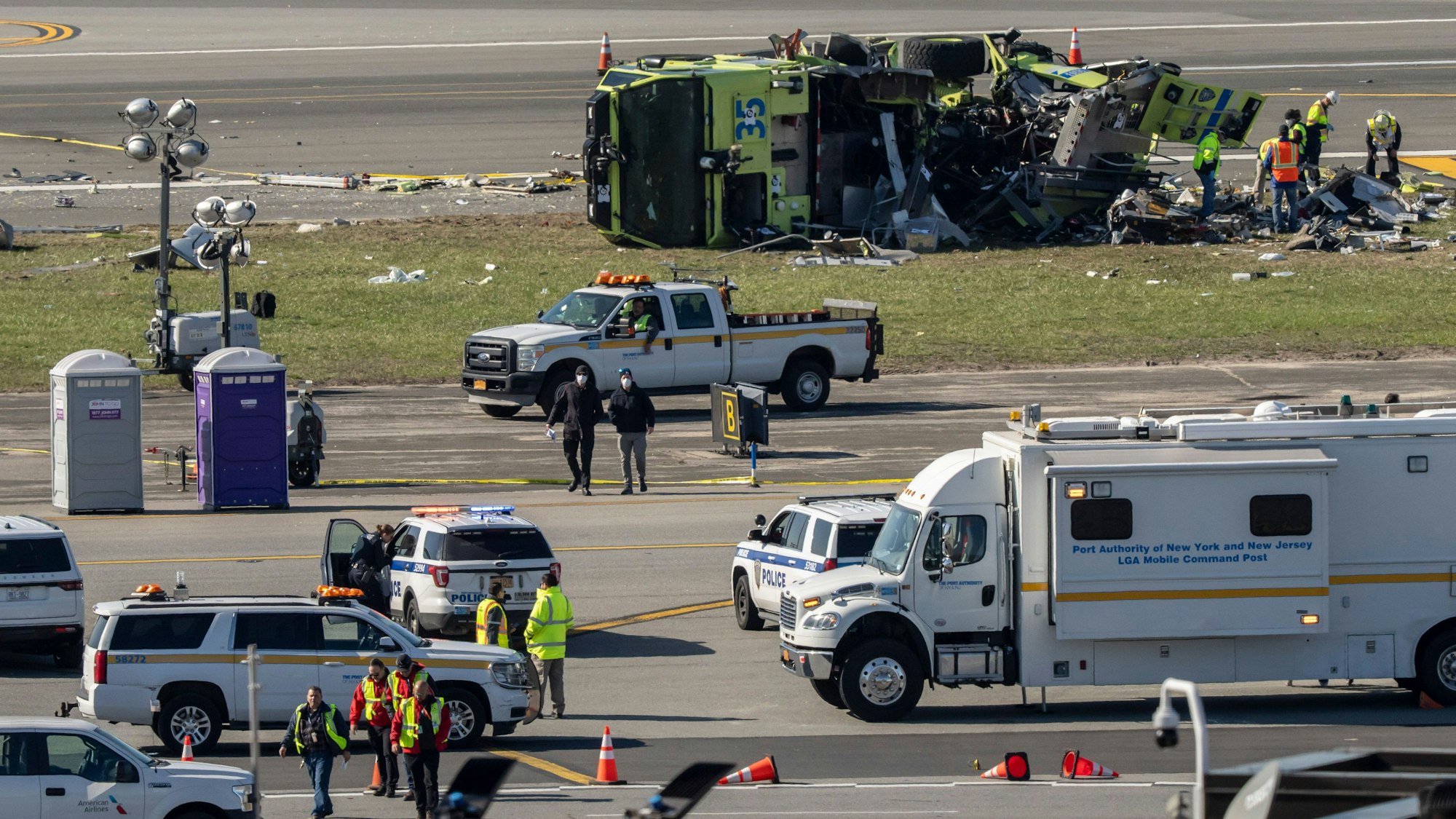 Beamte des National Transportation Safety Board untersuchen das Wrack eines Air-Canada-Express-Jets, der am Sonntagabend auf dem Flughafen LaGuardia mit einem Feuerwehrauto der Hafenbehörde kollidiert war.