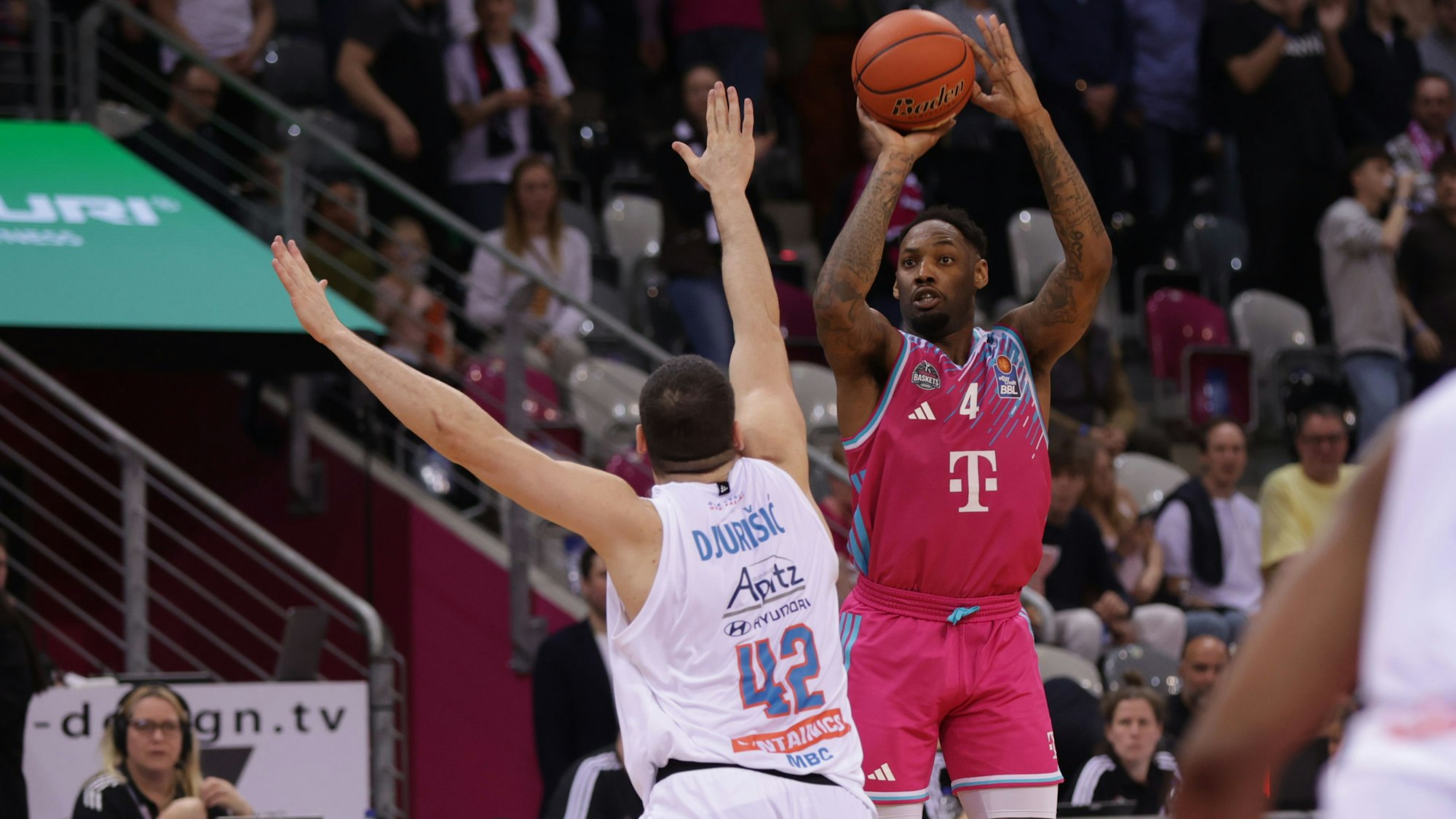 Auf Bonns Jeff Garrett (rechts) ist derzeit auch von der Dreierlinie Verlass, er trifft 35,3 Prozent seiner Versuche.