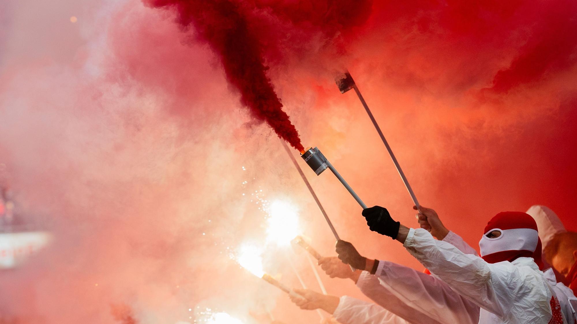 Kölner Fans zünden Rauchbomben und Pyrotechnik.