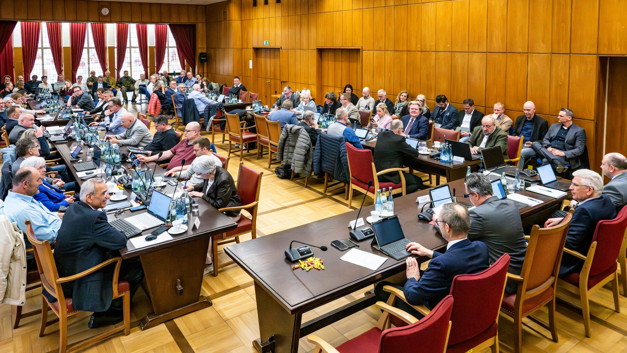 Die Mitglieder des Stadtrats sitzen im Ratssaal des alten Rathauses in Euskirchen. Sie haben dort die letzte Sitzung vor dem Umzug in den Neubau abgehalten.