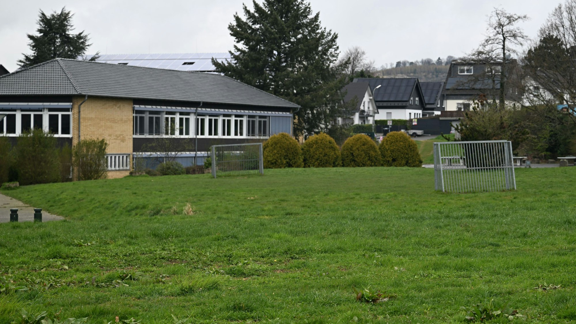 Wo jetzt der Bolzplatz ist, sollen künftig die neuen Klassenräume stehen.