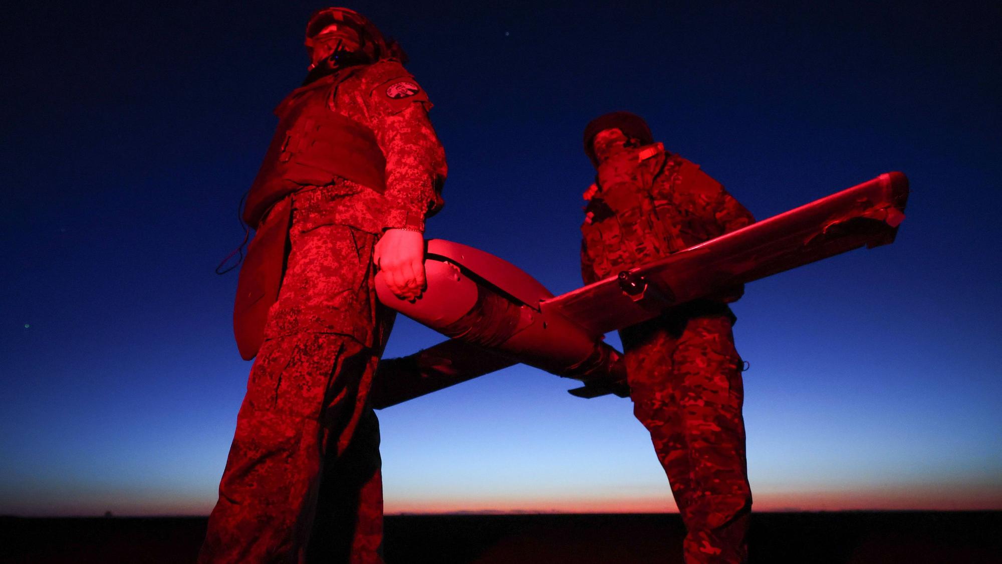 Russische Soldaten tragen eine Drohne. Ein russisches Geschoss hat nun ein Kraftwerk in Estland getroffen. (Archivbild)