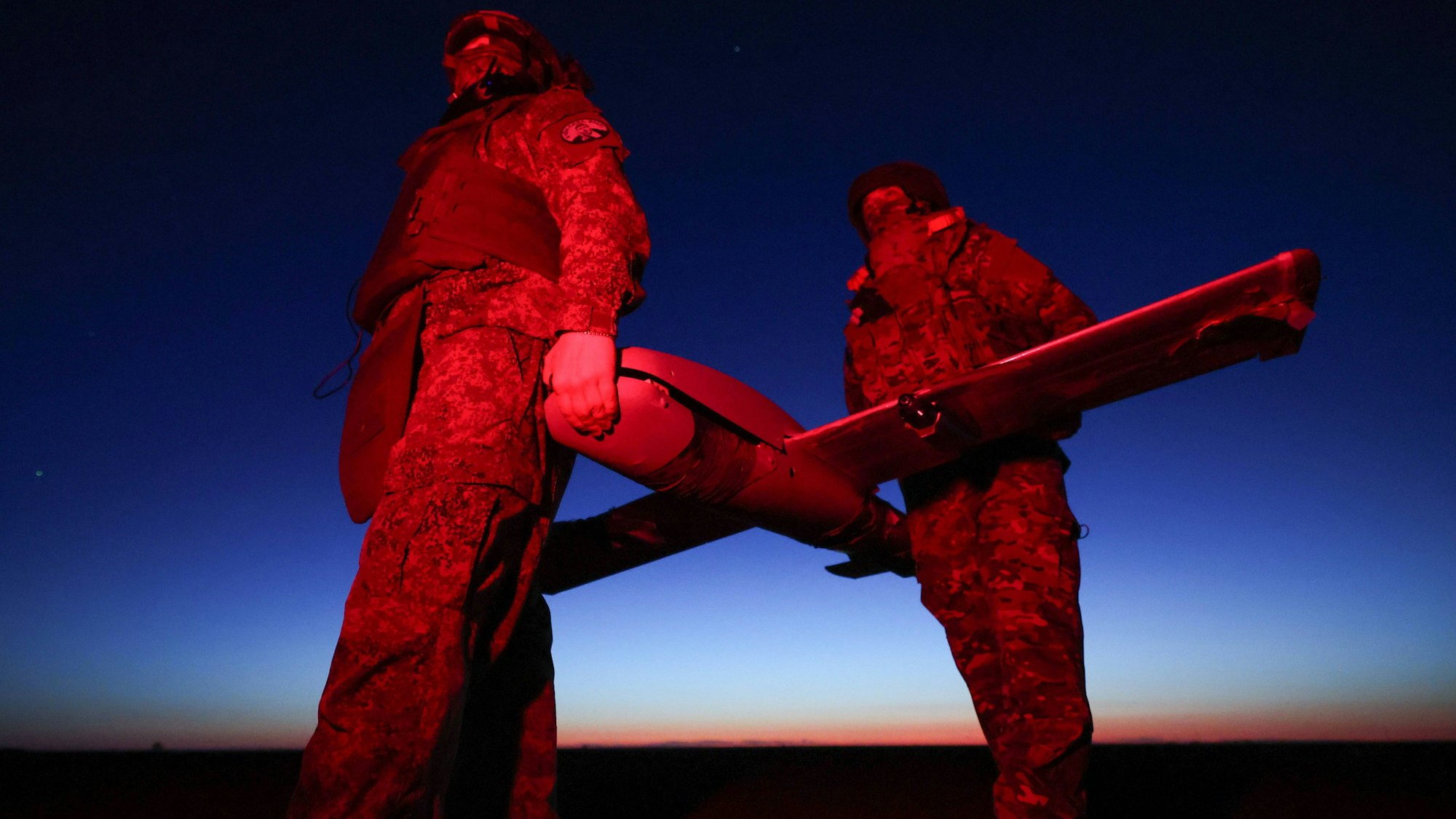Russische Soldaten tragen eine Drohne. Ein russisches Geschoss hat nun ein Kraftwerk in Estland getroffen. (Archivbild)
