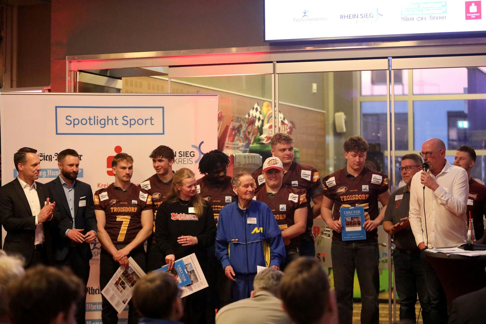 Spotlight Sport: Gemeinsame Sportlerehrung von Rhein-Sieg-Rundschau und Rhein-Sieg-Anzeiger mit dem Rhein-Sieg-Kreis in der Bowling-Arena in Troisdorf-Spich. Zu den von den Leserinnen und Lesern ausgewählten Sportlerinnen und Sportlern gehörten die Troisdorf Jets, die Softballerin Amelie Roth von den Neunkirchen Nightmares (5.v.l.) und der 90-jährige Leichtathlet Wilhelm Ehlers (M.).