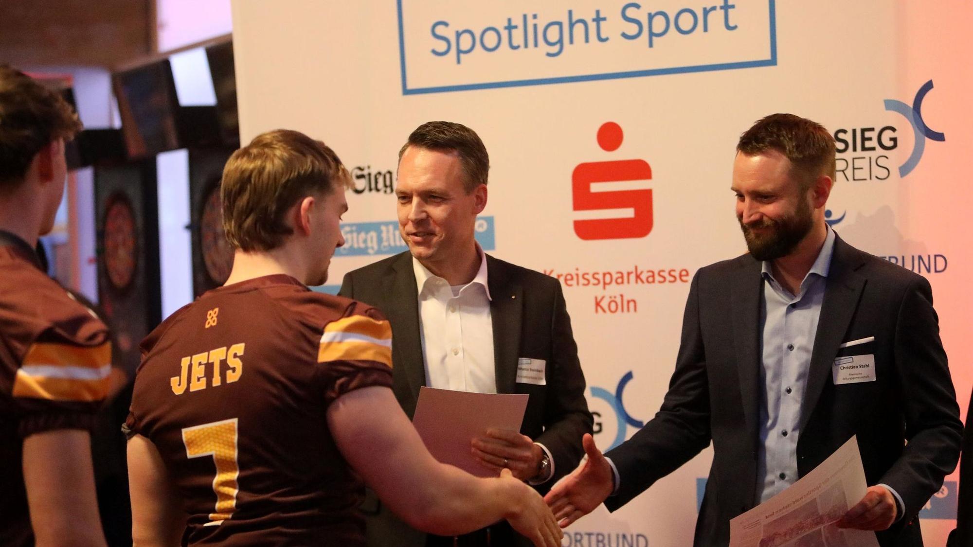 Marco Steinbach, Vorstandsmitglied der Kreissparkasse Köln, und Gesamtredaktionsleiter Christian Stahl (r.) beglückwünschten die Troisdorf Jets zur doppelten Auszeichnung.