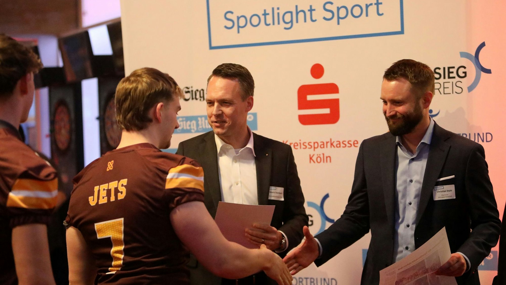 Marco Steinbach, Vorstandsmitglied der Kreissparkasse Köln, und Gesamtredaktionsleiter Christian Stahl (r.) beglückwünschten die Troisdorf Jets zur doppelten Auszeichnung.