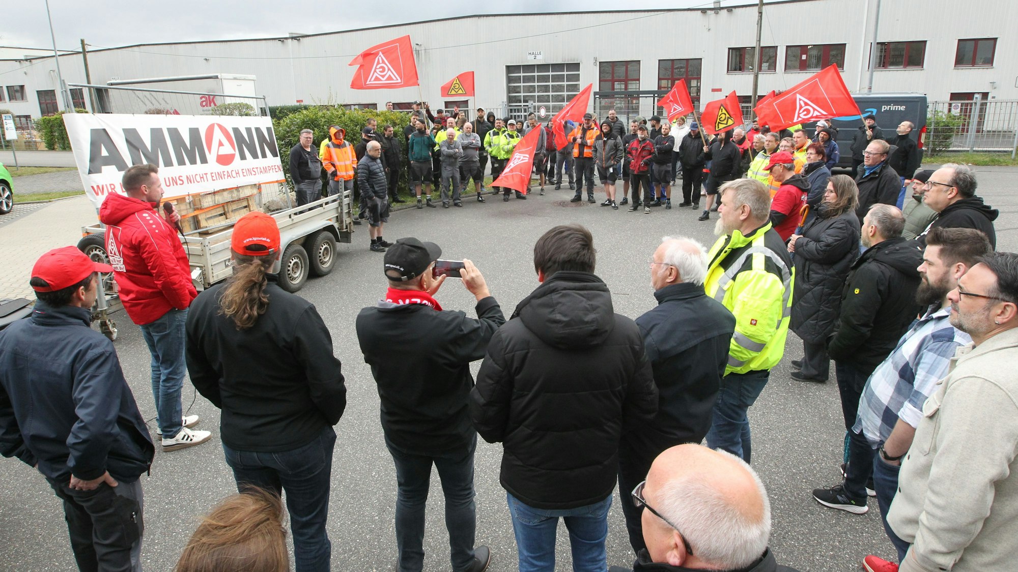 In Hennef bei der Firma Ammann sind 50 Arbeitsplätze in Gefahr. Die IG Metall Bonn-Rhein-Sieg hat die Betroffenen am Mittwochmittag in der Mittagspause zu einer helbstündigen Kundgebung vor die Tore der Firma versammelt.