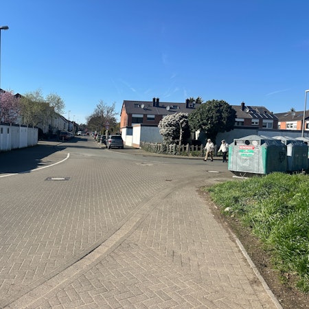 Die Adlerstraße in Rondorf war von Starkregen betroffen. Sie liegt tiefer als das benachbarte Feld.