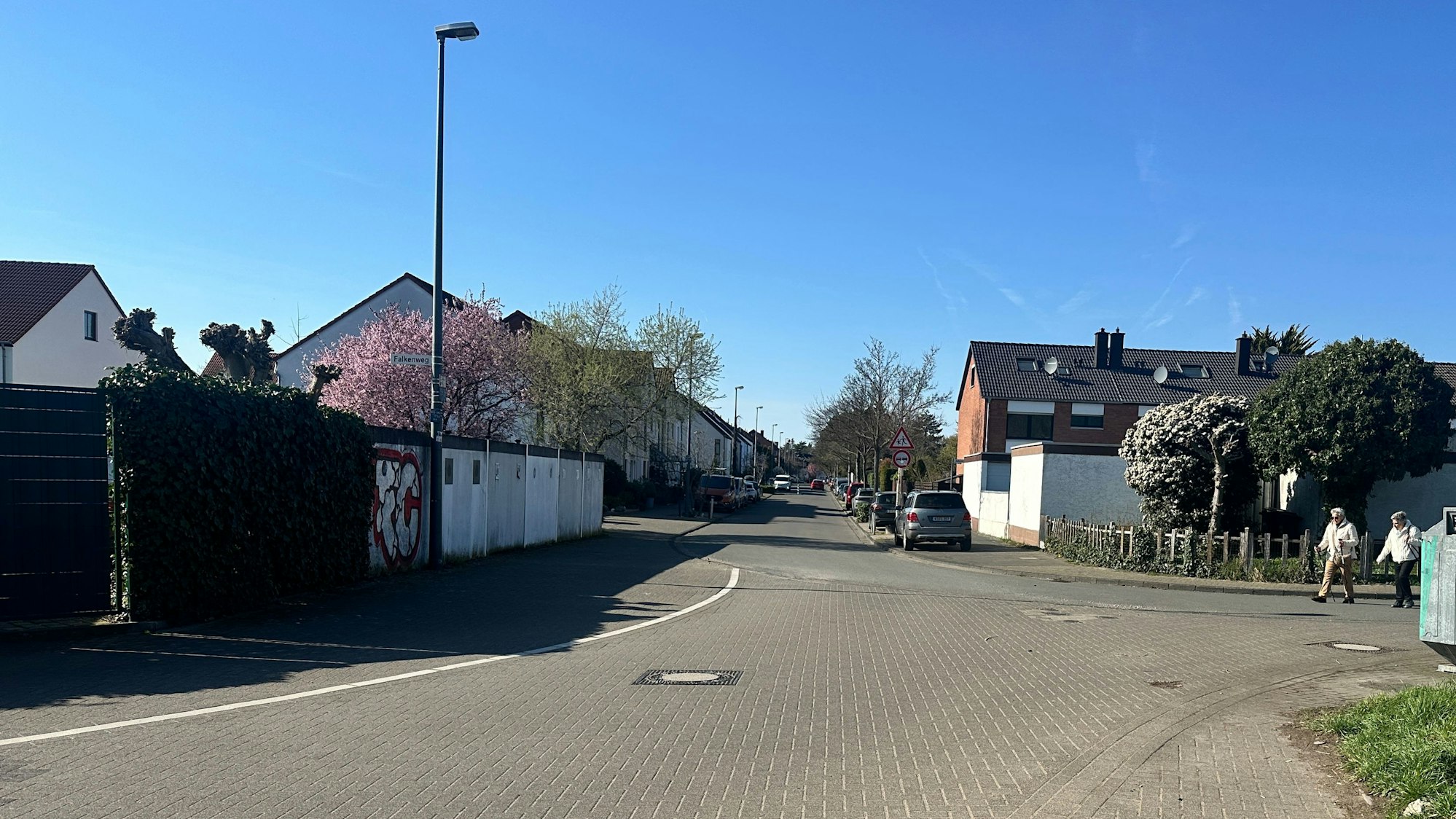 Die Adlerstraße in Rondorf war von Starkregen betroffen. Sie liegt tiefer als das benachbarte Feld.