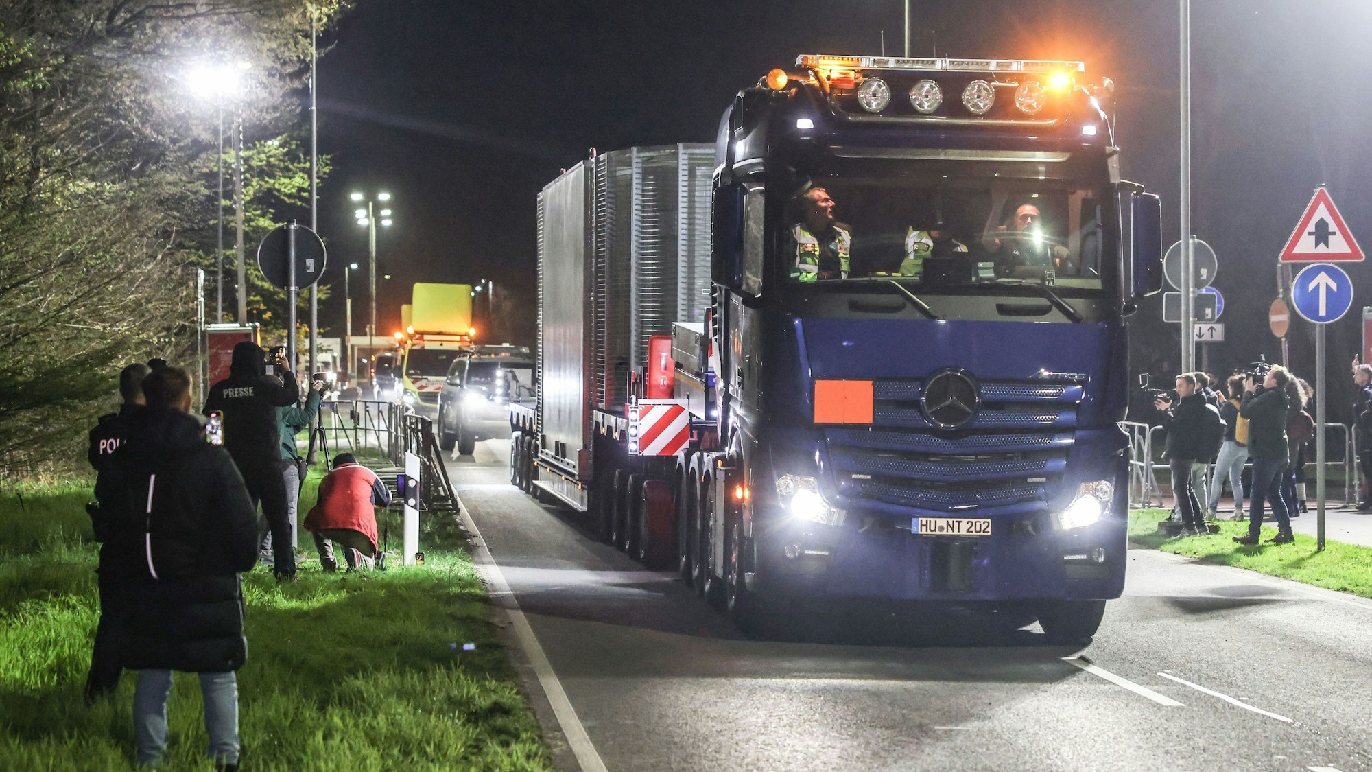 Der Lkw mit dem Castor verlässt das Forschungszentrum Jülich. Castor-Transporte sind durch Nordrhein-Westfalen von Jülich nach Ahaus geplant.
