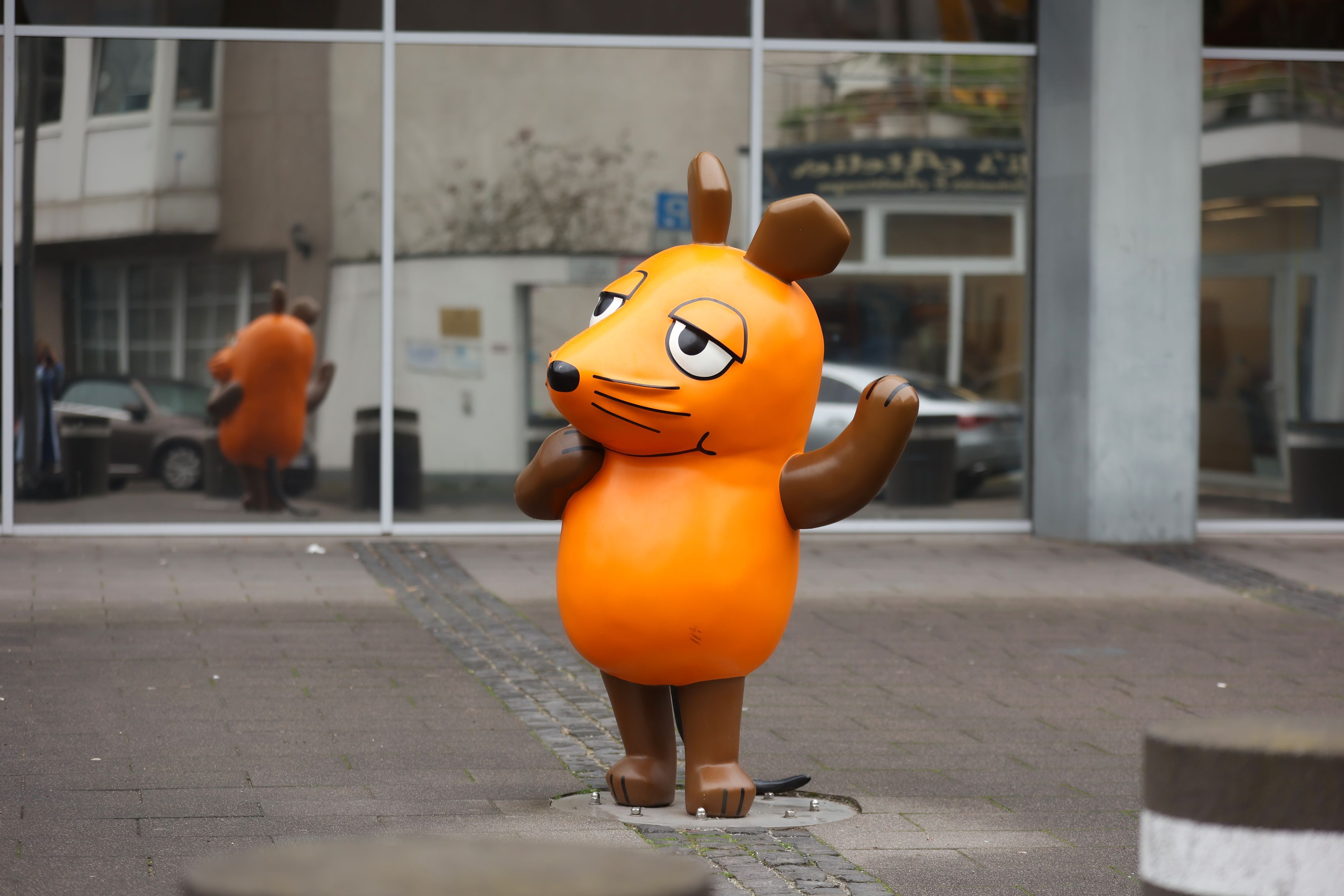 Die Maus-Figur aus der Sendung mit der Maus steht vor den WDR-Gebäuden in der Kölner Innenstadt. (Archivbild)