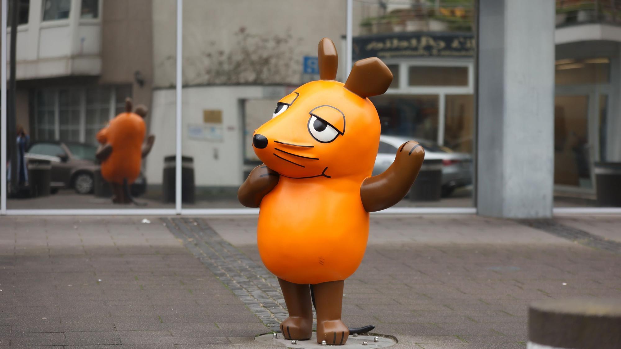 Die Maus-Figur aus der Sendung mit der Maus steht vor den WDR-Gebäuden in der Kölner Innenstadt. (Archivbild)