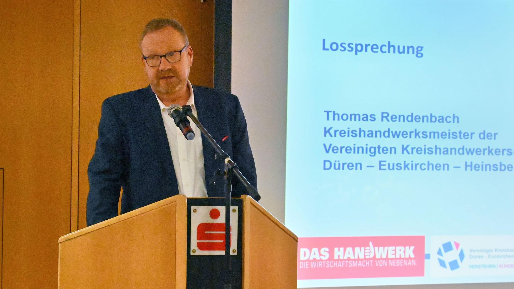 Thomas Rendenbach steht am Rednerpult.