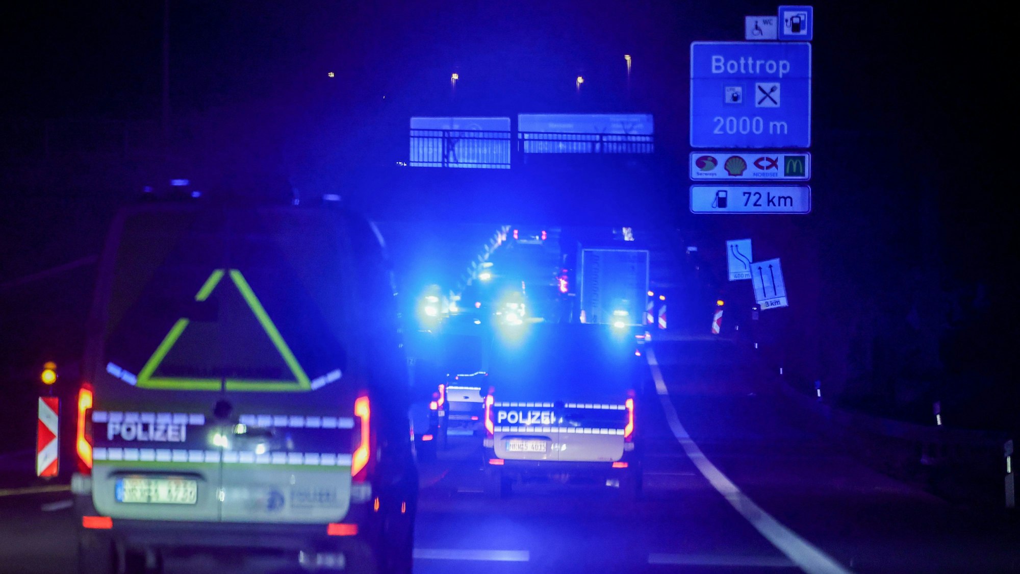 Fahrzeuge der Polizei begleiten den Castor-Transport im Konvoi auf der A3 in Höhe Bottrop. Castor-Transporte sind durch Nordrhein-Westfalen von Jülich nach Ahaus geplant.