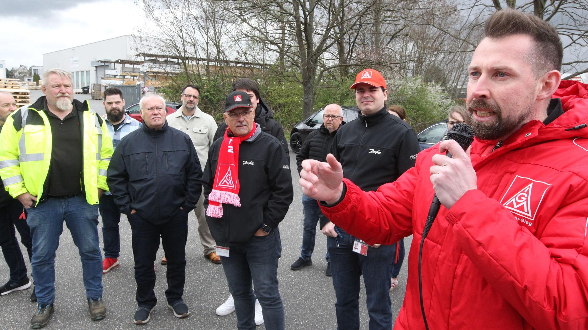 Gewerkschaftssekretär Florian Steinhauer sprach zu den Betroffenen.