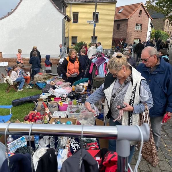 Menschen schlendern über den Trödelmarkt in Billig.