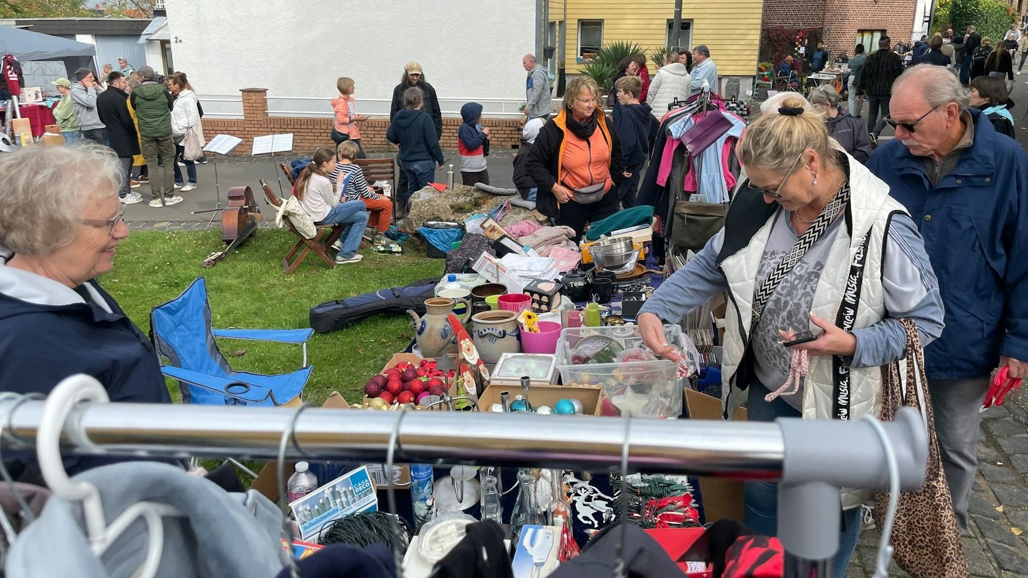 Menschen schlendern über den Trödelmarkt in Billig.