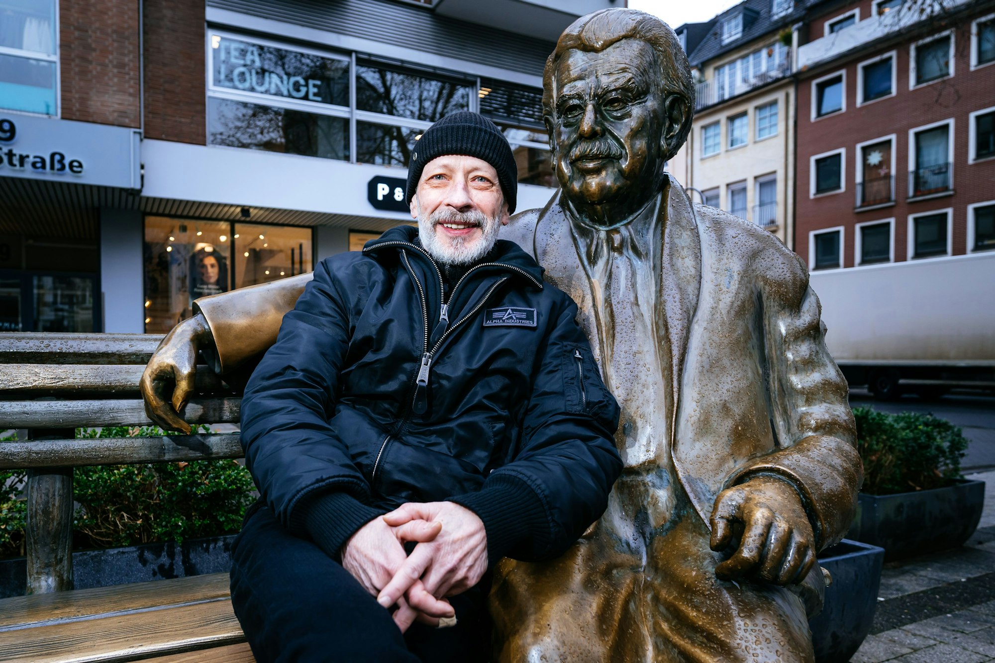 Uwe Rohbeck auf der Willy Millowitsch Bank