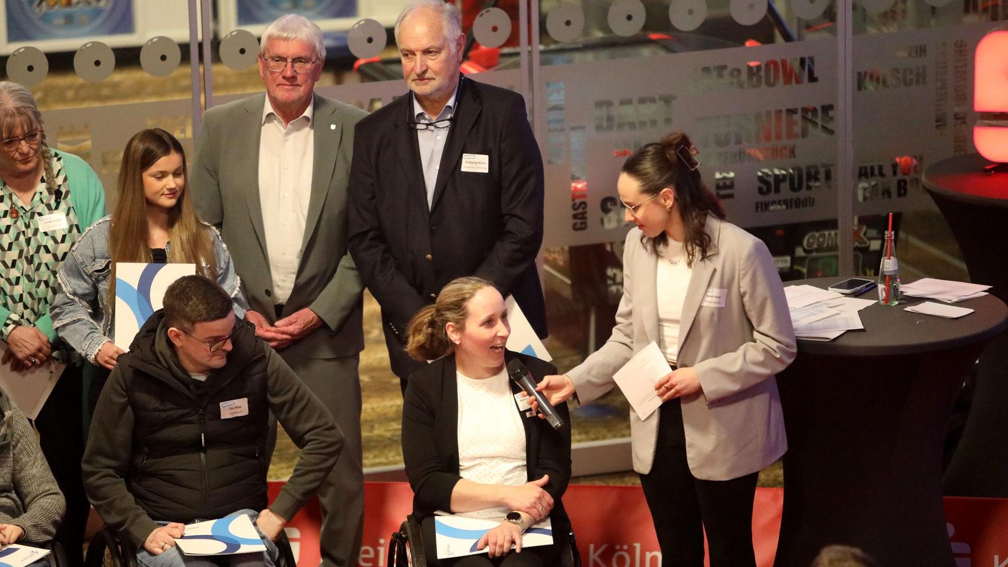 Moderatorin Sarah Voss interviewt Annika Zeyen-Giles, im Hintergrund Landrat Sebastian Schuster und Kreissportbund-Chef Wolfgang Müller.