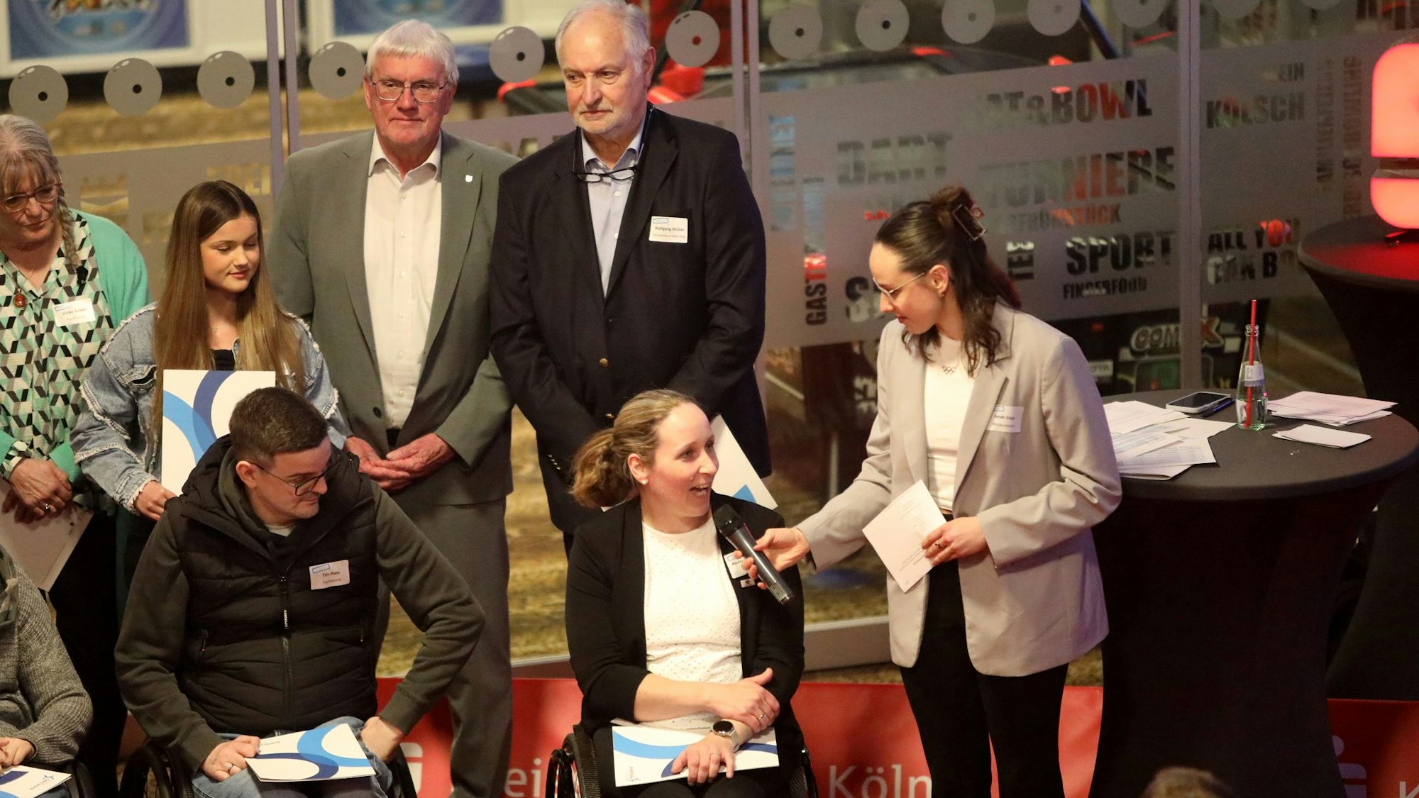 Moderatorin Sarah Voss interviewt Annika Zeyen-Giles, im Hintergrund Landrat Sebastian Schuster und Kreissportbund-Chef Wolfgang Müller.