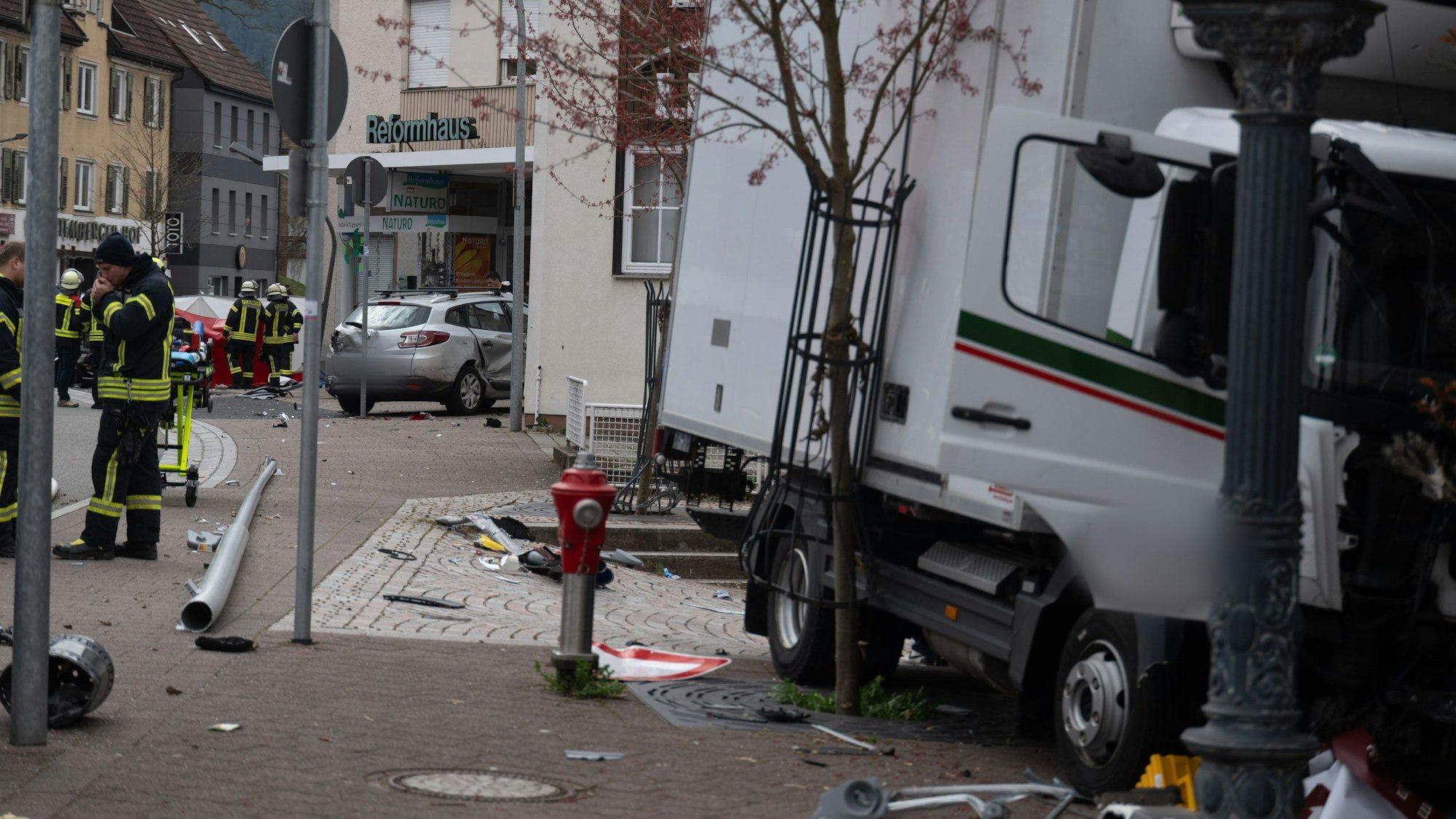 Rettungskräfte sind nach einem schweren Unfall mit zwei Toten im Einsatz. Eine Mutter und ihr Kind sind bei einem Verkehrsunfall in Schramberg im Landkreis Rottweil (Baden-Württemberg) von einem Lastwagen erfasst worden und ums Leben gekommen.