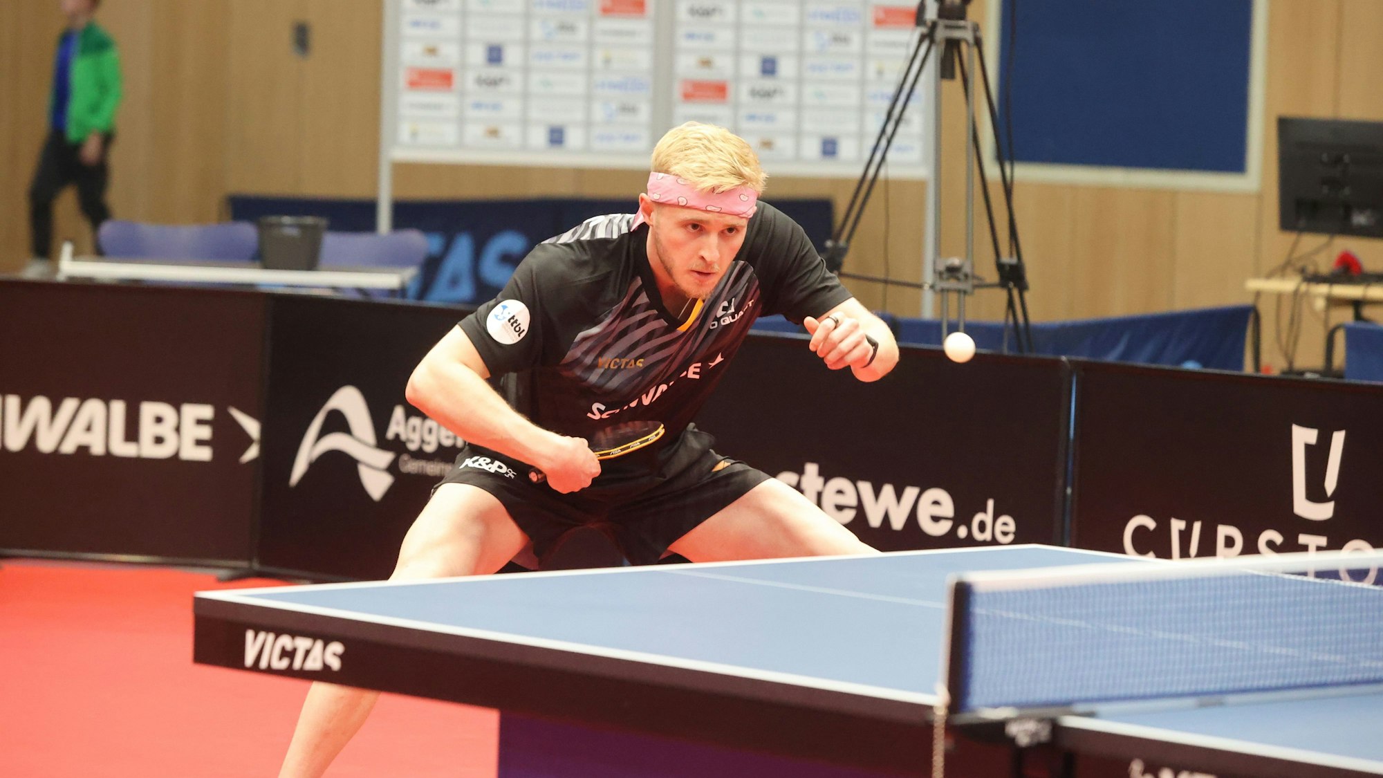 Romain Ruiz in einer Spielsituation an der Tischtennisplatte.