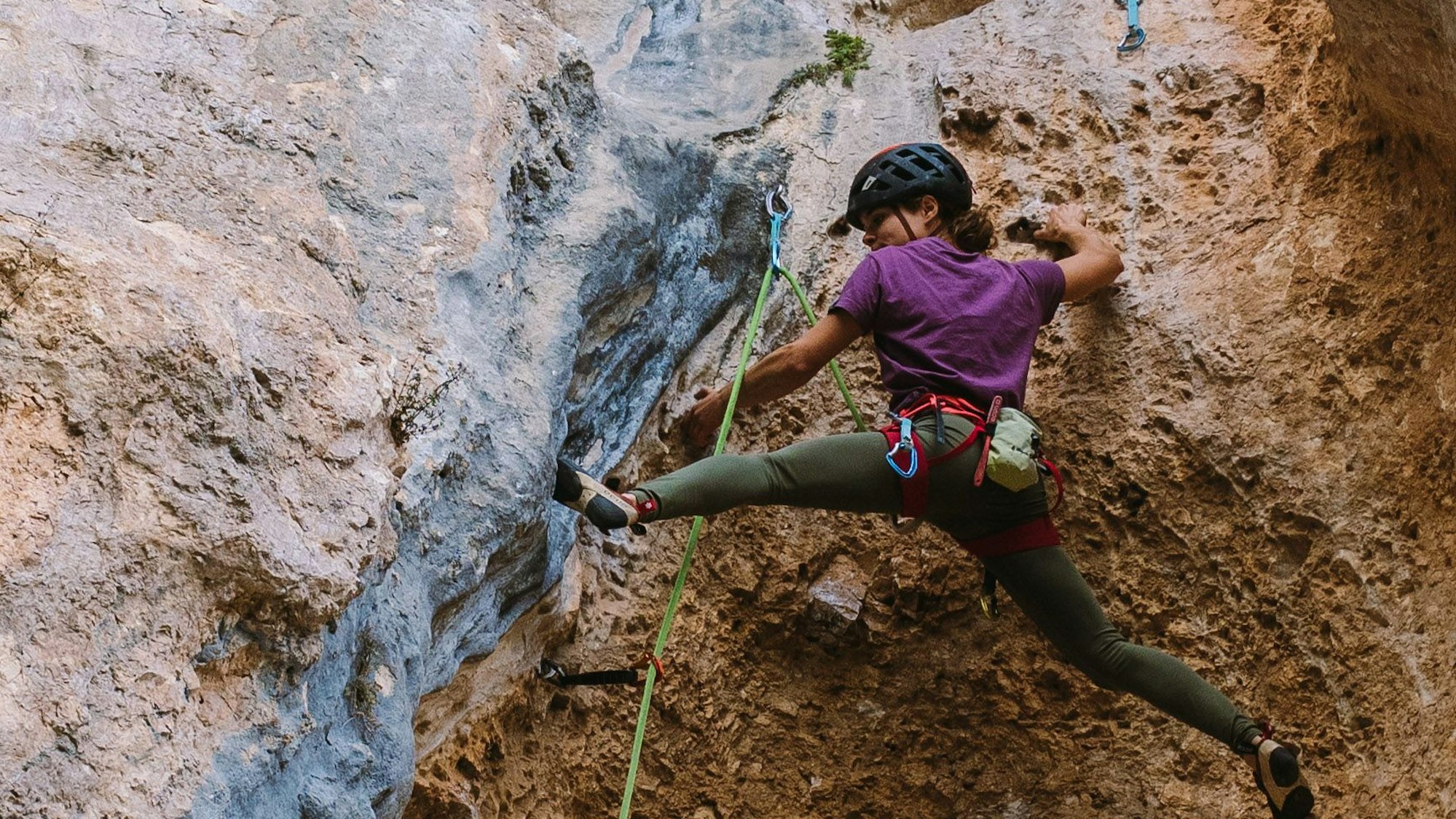 Anne Nicolin ist Mitglied des Alpinkaders NRW des Deutschen Alpenvereins. Sie gehört der Sektion Rhein-Sieg an, wohnt in Lindlar