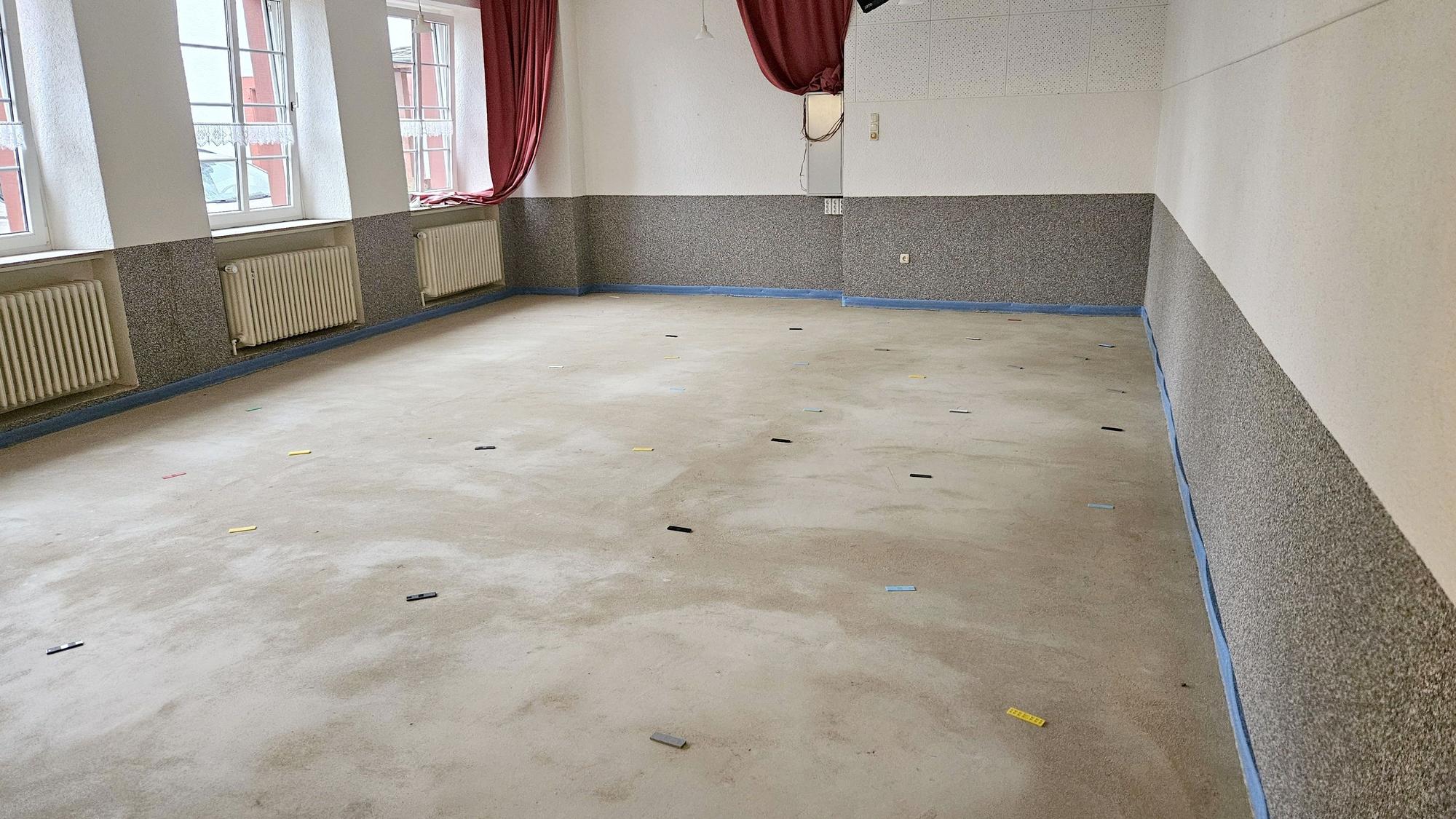 Blick auf den neuen Estrich im Saal des Bürgerhauses.