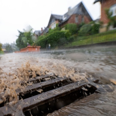 Die Kanalisation kann die Wassermassen eines Starkregens kaum aufnehmen.