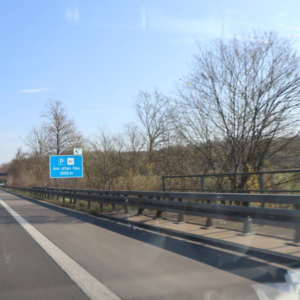 Letzter Halt vor der Abfahrt zum Phantasialand. Die Raststätte „Am alten Hau“ an der A553 beflügelt die Phantasie so mancher Besucher.