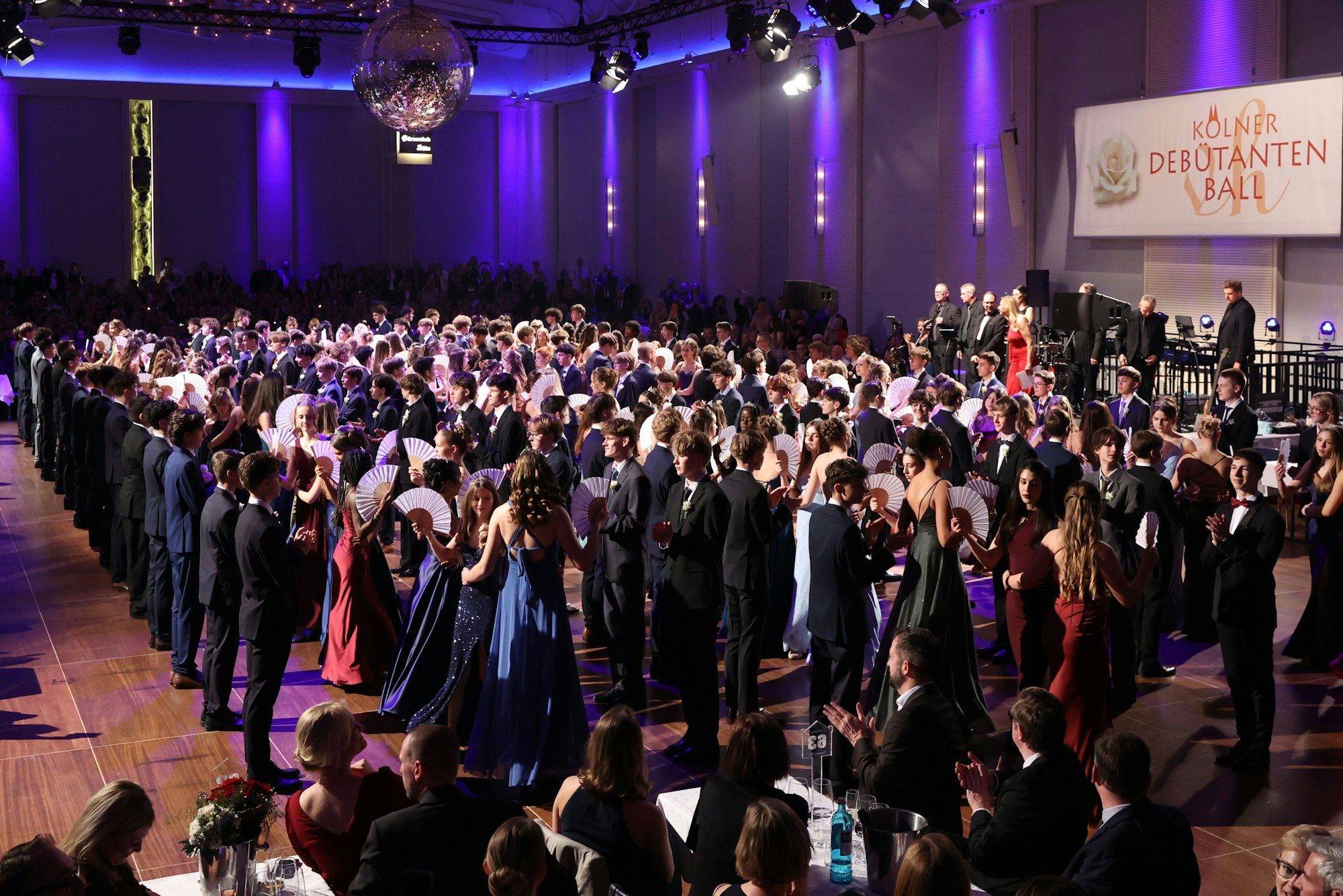 Volle Tanzfläche bei der Quadrille