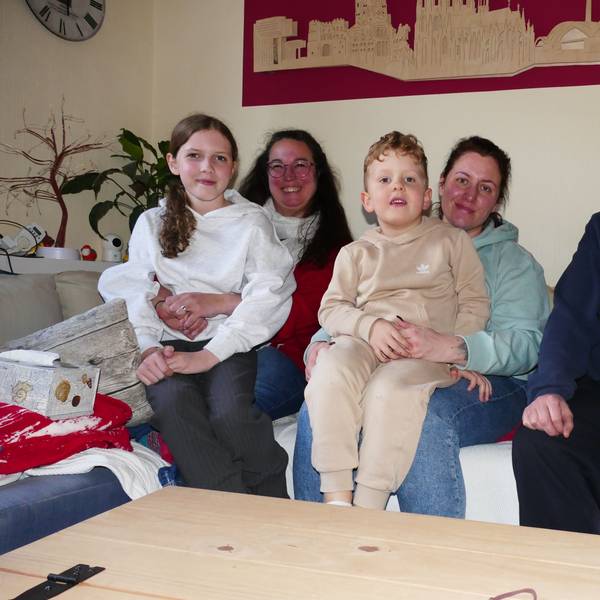 Das Zuhause von Mathilda (10) und Mika (4) und ihrer Mutter Fabienne Oelschläger (Mitte) ist bei dem Großbrand in Niederkassel-Rheidt zerstört worden, sie leben derzeit bei Gerhard (r.) und Swantje Voosen (l.)