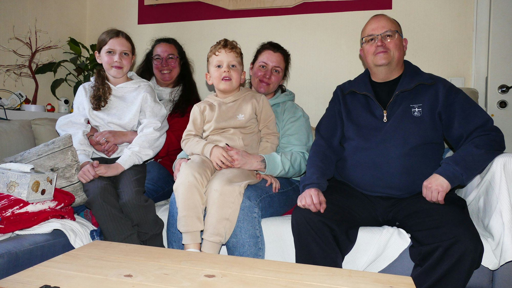 Das Zuhause von Mathilda (10) und Mika (4) und ihrer Mutter Fabienne Oelschläger (Mitte) ist bei dem Großbrand in Niederkassel-Rheidt zerstört worden, sie leben derzeit bei Gerhard (r.) und Swantje Voosen (l.)