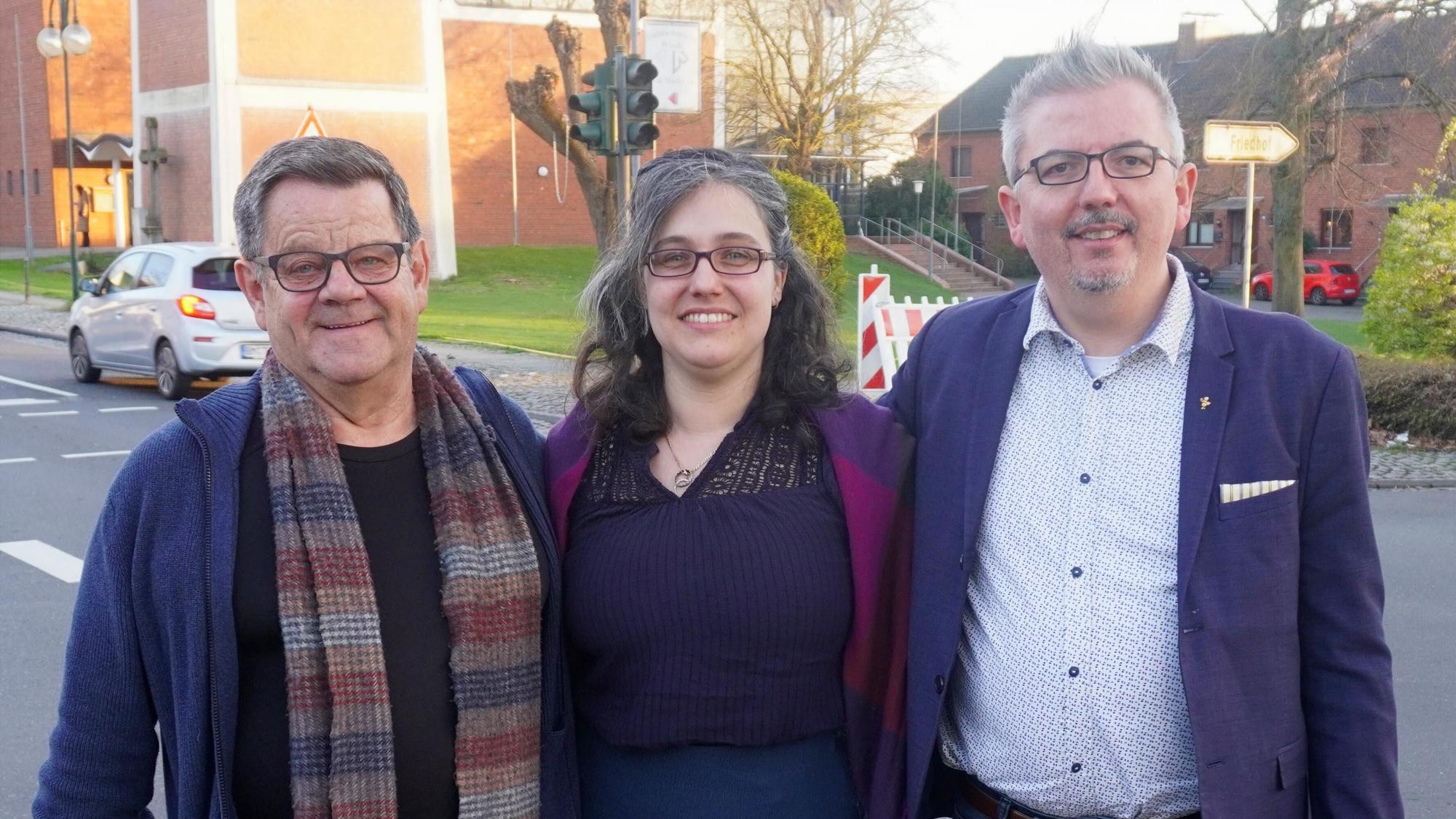 Das Foto zeigt zwei Männer und eine Frau.