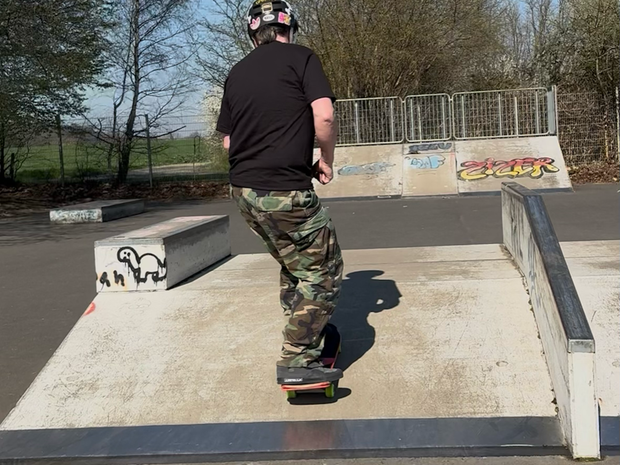 Auf dem Bild ist ein Skater auf einer Rampe zu sehen.