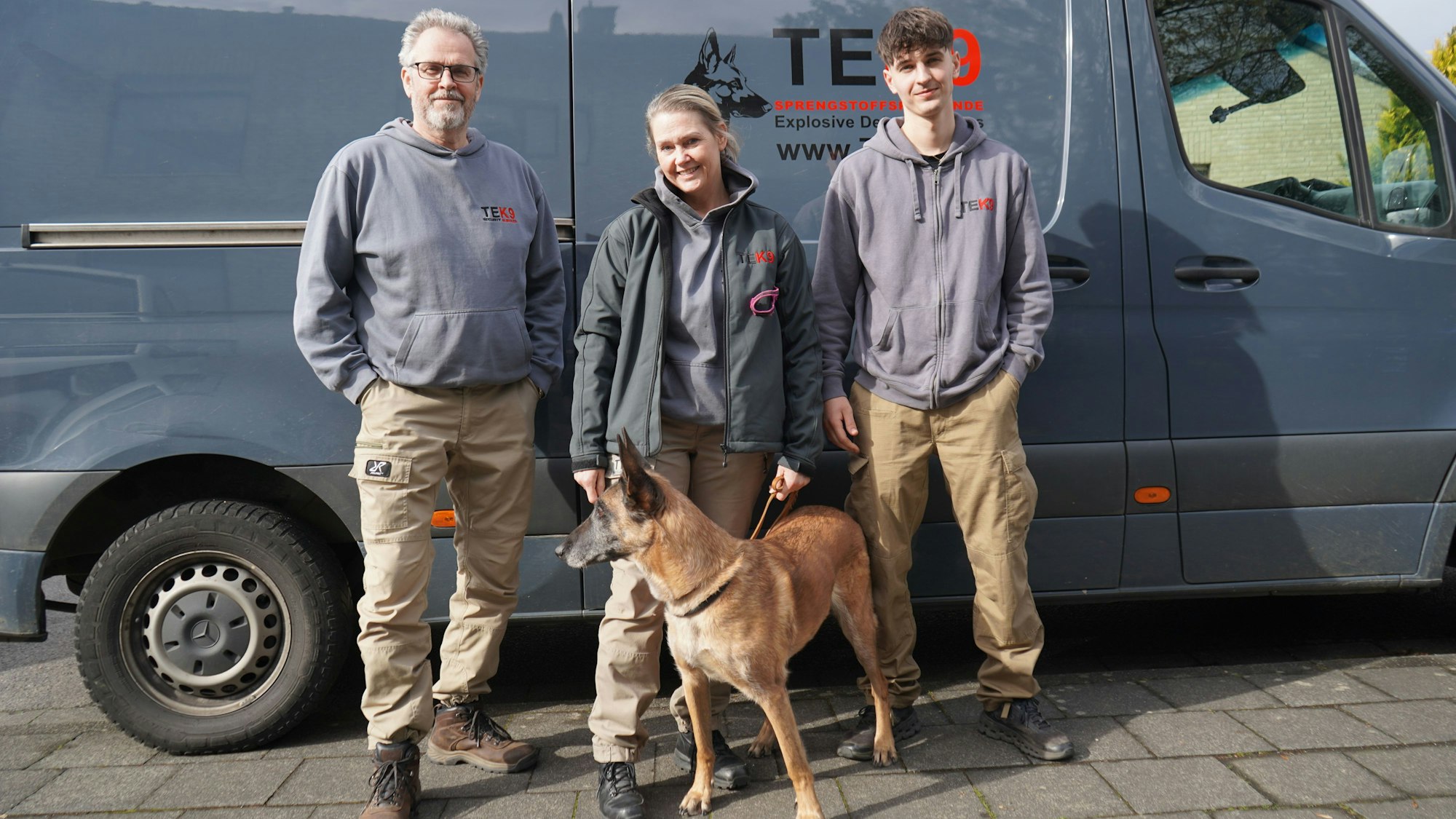 Das Bild zeigt die Vier vor ihrem Sprinter mit der Aufschrift TEK9.